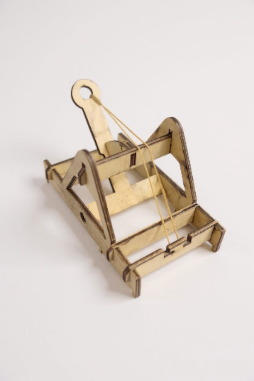 IMG-20251217-WA0068 THROWIE – Ahşap Mancınık STEM Kiti (Lastik Güçlü Fırlatma Mekanizması) - Görsel 1