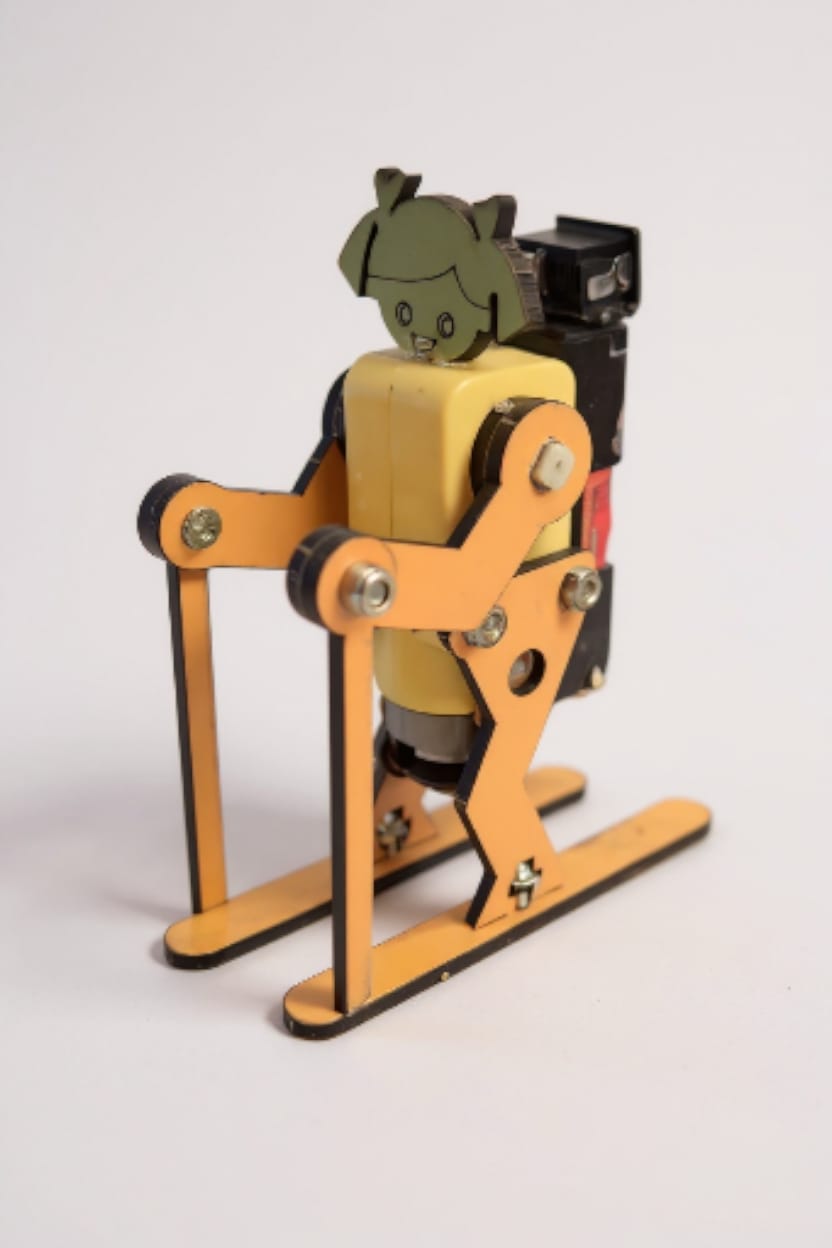 IMG-20251217-WA0076 GLIDIE – Motorlu Kayakçı Robot Kiti (Ahşap + Mekanik Hareket STEM Seti) - Görsel 1